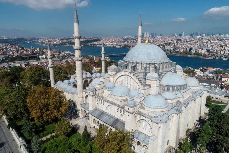 <p>Mimar Sinan'ın Süleymaniye Külliyesi'ni alt ve üst yapı olarak bütünüyle ele aldığını belirten Okumuş, "Mimar Sinan, tabhanenin altına bir sarnıç yapmış. Böylece, Süleymaniye Camisi'nde toplanan yağmur sularının, tabhanenin altındaki sarnıca gitmesini sağlıyor." dedi.</p>

<p> </p>
