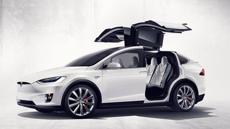 <p>Tesla Model X P90D - 3,2 saniye</p>
