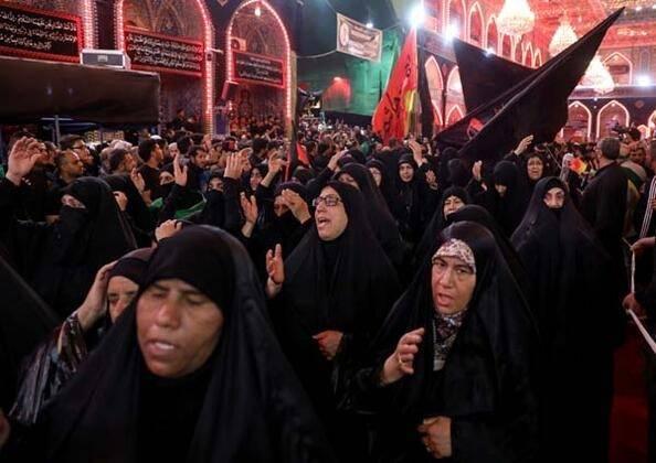 <p>Türbe içinde de gözyaşları sel olurken, yoğunluk nedeni ile izdiham yaşanmaması için görevliler kafilelerin girişlerini kontrollü olarak yaptı. Hz. Hüseyin’in kabrine ulaşıp dua etmek isteyenler ise kabrin bulunduğu bölgede yoğunluğa neden oldu.</p>
