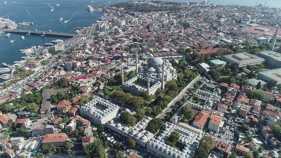 <p>Mimar Sinan'ın, Süleymaniye Külliyesi'ni inşa ederken benzerlerini örnek almadığını, tamamen kendi tekniğini uyguladığını aktaran Okumuş, "Süleymaniye Camisi ilk inşa edildiğinde 2 minarelidir. </p>

<p> </p>
