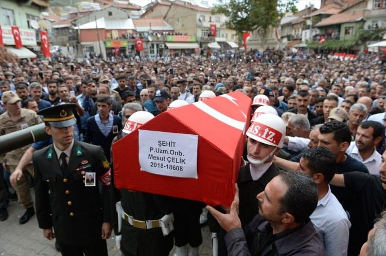 <p>Uzman Onbaşı Mesut Çelik'in cenazesi, Adıyaman Üniversitesi Eğitim ve Araştırma Hastanesinden alınarak ilçeye bağlı Fatih Mahallesi'ndeki babaevine getirildi. </p>

<p> </p>
