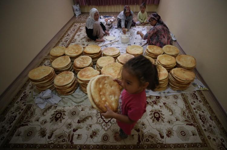<p>Hemrah, 8-9 yaşlarındayken Afganistan'da savaşın başladığını hatırlatarak, şimdi Suriyeli mazlumların çektiği acıların benzerini yaşadıklarına dikkati çekti.</p>