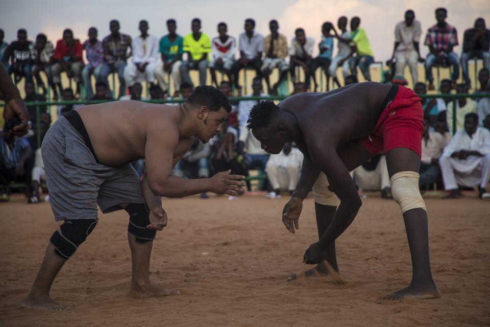 <p>Sudanlılar, "Nuba" adını verdikleri kum güreşlerini, kadim bir gelenek olarak yüzlerce yıldır yaşatıyor.</p>
