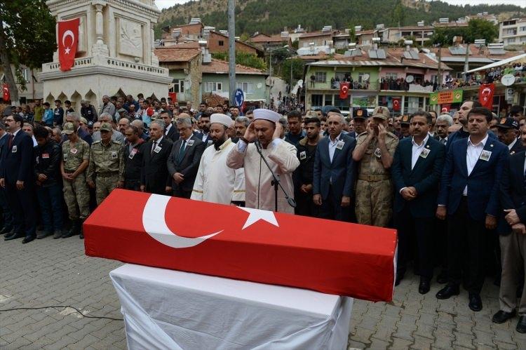 <p>Şehidin tabutuna asker selamı veren kız kardeşi Sema ise, şunları söyledi:</p>

<p> </p>
