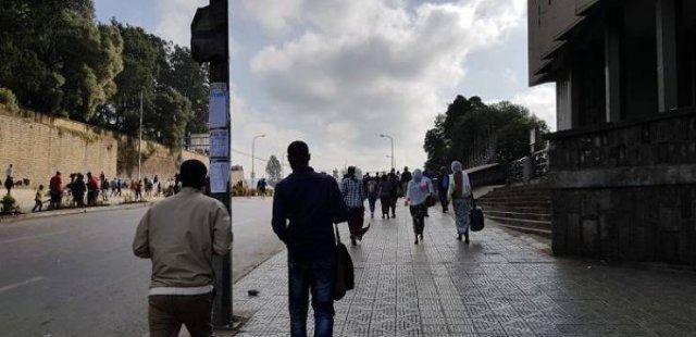 <p>Aslında bir fotoğraf ancak direk sayesinde iki farklı yerde çekilmiş bir kare gibi görünüyor.</p>
