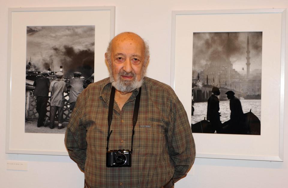 <p>Ara Güler'in yıllarca üstünde çalıştığı Mimar Sinan yapıtlarının fotoğrafları, 1992'de Fransa'da, ABD ve İngiltere'de "Sinan, Architect of Soliman the Magnificent" adlı kitapta yayımlandı.</p>

<p> </p>
