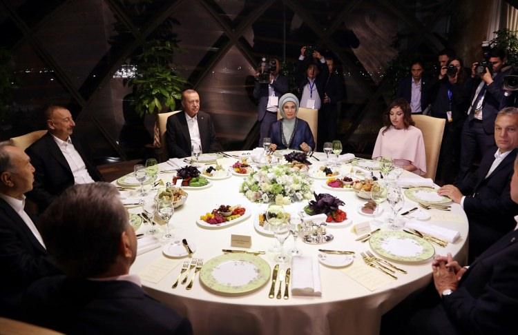<p>Türkiye Cumhurbaşkanı Recep Tayyip Erdoğan, Azerbaycan Cumhurbaşkanı İlham Aliyev tarafından Türk Konseyi 7. Liderler Zirvesi için Bakü'de bulunan devlet ve hükümet başkanları onuruna verilen akşam yemeğine katıldı. </p>

<p> </p>
