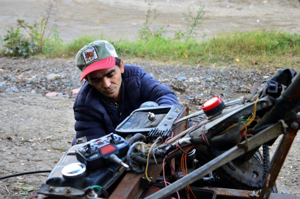 <p>Sakarya’nın Kocaali ilçesinde yaşayan ilkokul mezunu Murat Ali Aka, eski araçlardan biriktirdiği parçaları birleştirerek çocukluk hayali olan 4x4 aracı, hem elektrik hem de benzinle çalışacak şekilde yaptı.</p>