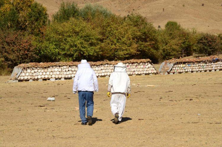 <p>"Yaylalarımızda karakovan balı hasadına başladık. Bu yıl yaklaşık 3 ay yağmur yağmadığı için hasat oldukça güzel geçiyor. Bu dönemde yağmur yağmadığında bitki üstündeki nektar kalıyor ve avantajdır. Çok kaliteli bir bal üretiyoruz. Hizan'ın dünyaca tanınan bir balı var. Zaten yazın siparişleri almaya başladık. Hasadın tamamlanmasıyla siparişleri göndermeye başlayacağız. Çok sipariş olduğu için bazen yetiştirmekte zorlanıyoruz. Geçen yıl arı ölümleri çok olduğu için verim ve kalite çok düşüktü. Bu yıl kalite de verim de çok iyi."</p>