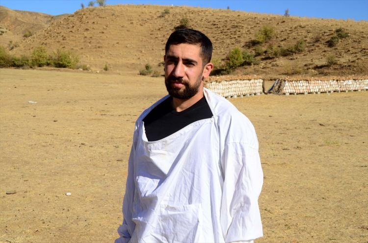 <p>Hizan Bal Üreticileri Birliği Başkanı Seyithan Ekinci, AA muhabirine yaptığı açıklamada, ilçede 350 üreticinin aktif olarak arıcılık yaptığını söyledi.</p>
<p>Mevsim şartları dolayısıyla bu yıl verim ve kalitenin yüksek olduğunu anlatan Ekinci, şunları kaydetti:</p>