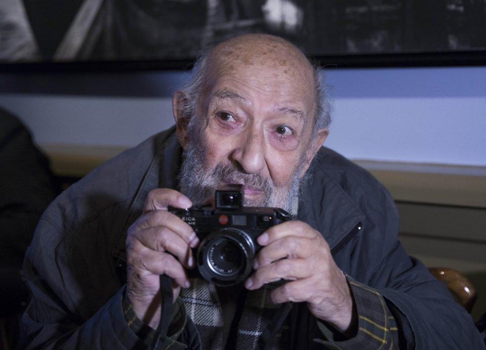 <p>Mariana Noris'in 1953'te ABD'de basılan "Young Turkey" adlı yapıtında fotoğrafları kullanılan Güler'in, 1967'de Japonya'da çıkan "Photography of the World" antolojisinde Richard Avedon ile birlikte bir dizi fotoğrafı yayımlandı.</p>

<p> </p>
