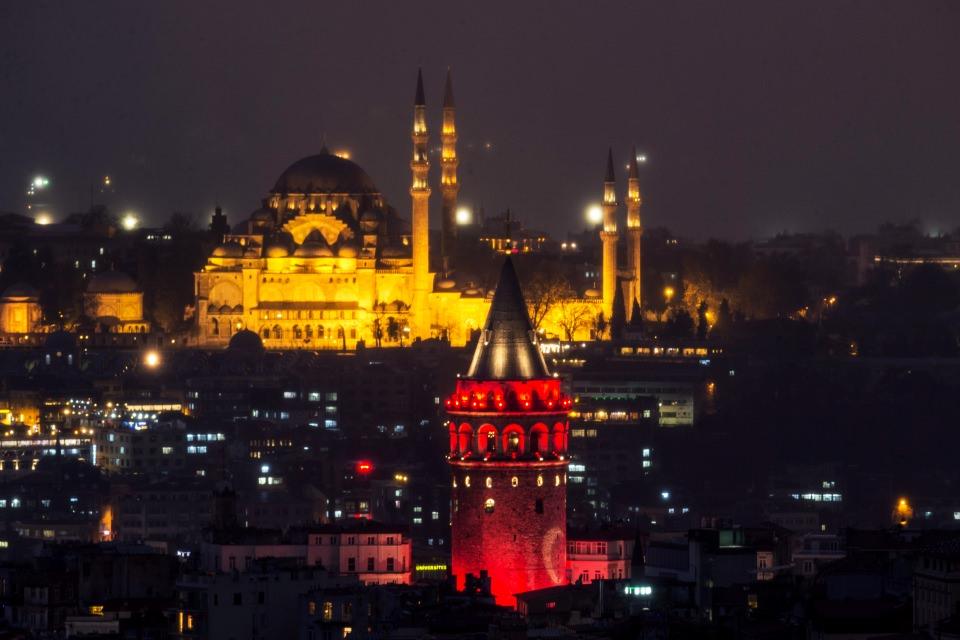 <p><strong>Bin kubbeli külliye</strong></p>

<p>İstanbul'un silüetine damga vuran eserler arasında yer alan külliyedeki yapılar, ortadaki caminin çevresinde "U" şeklinde sıralanıyor. Külliyenin üzerinde ise bin kubbe bulunuyor. Külliyeye giriş, farklı isimlerdeki 11 kapıdan yapılıyor. </p>
