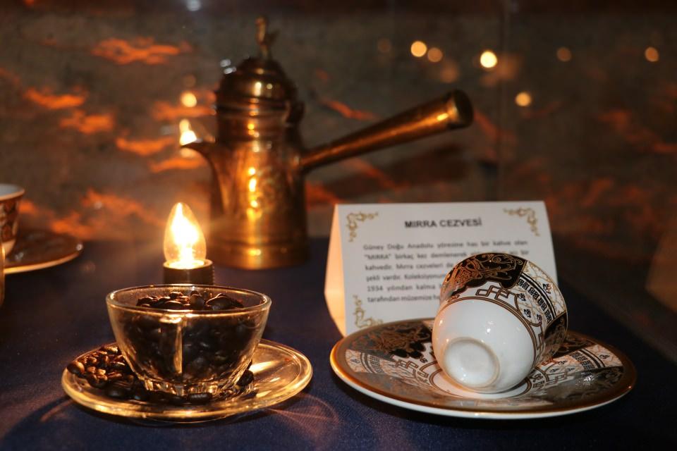 <p>"Anadolu'nun Kayıp Kahveleri" kitabının yazarları Atilla Narin Naim Koca ile safrandan kahve yapan Semih Yıldırım'ın, yıllardır edindikleri tecrübe ve birikimlerle oluşturduğu "Türkiye Kahve Müzesi", unutulmaya yüz tutmuş kahve kültürünü ve tarihini ortaya çıkarıyor. </p>
