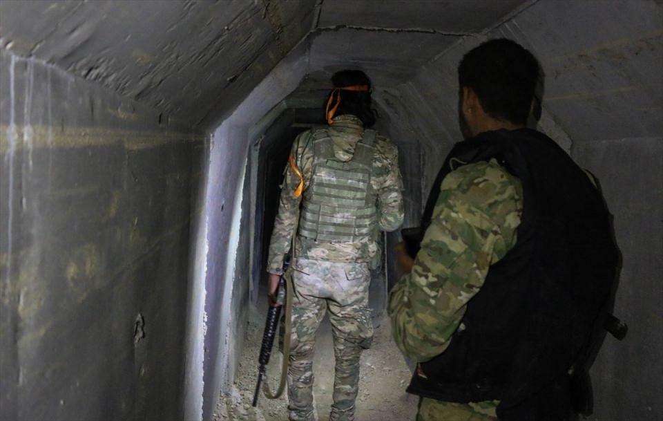 <p>SMO mensupları, Fırat Nehri'nin doğusunda yer alan Rasulayn'da terörden kurtarılan yerlerde gerçekleştirdikleri arama-tarama çalışmasında, örgütün sığınak olarak kullandığı tüneller buldu.</p>