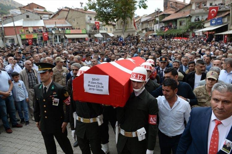 <p>Şehidin naaşı, daha sonra ilçe şehitliğinde toprağa verildi. Ayrıca, şehidin yaklaşık 20 gün önce sözlendiği öğrenildi.</p>
<p> </p>