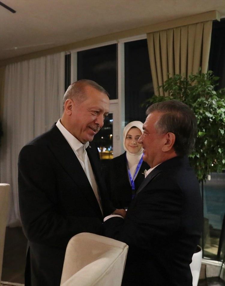 <p>Cumhurbaşkanı Erdoğan, Özbekistan Cumhurbaşkanı Şevket Mirziyoyev ile selamlaştı.</p>

