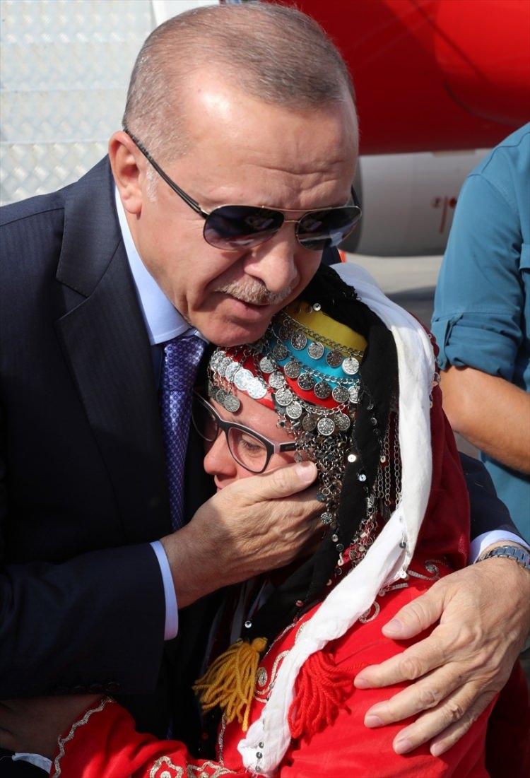 <p>Cumhurbaşkanı Erdoğan, Cumhurbaşkanlığı otobüsüyle, törenin yapılacağı Cumhuriyet Meydanı'na hareket etti.</p>
