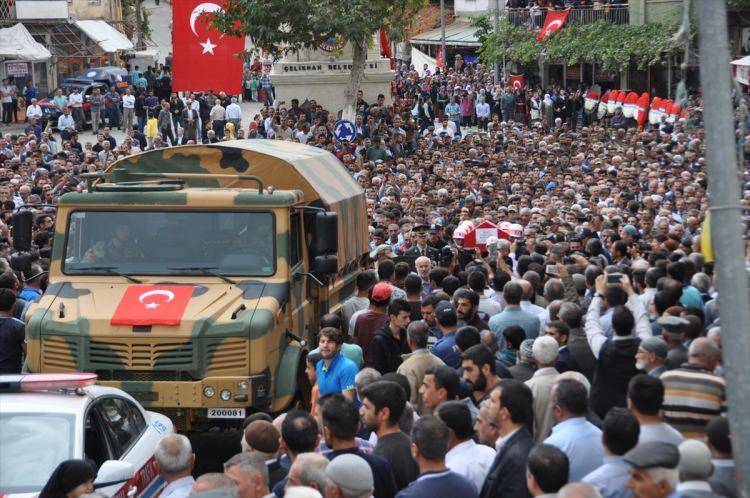 <p>"Onlar (terör örgütü) da görecek. Siz bizi şehit ettikçe biz sizin üzerinize daha çok geleceğiz. Vatan sağ olsun. Ağabey, kurban olurum sana, sen orada yatacak adam mıydın? Yeri şu an cennetlik biliyorum. Şehitler ölmeyecekler, onların ruhları yaşıyor. Ağabey kurban olurum ben sana, sen bana neden öyle bakıyorsun."</p>
<p> </p>