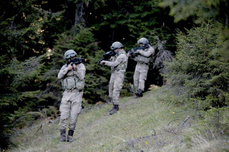 <p>Terörist Dudkanlu, ifadesinde teslim olmadan önce örgütün Tunceli kırsalından yeniden bölgeye takviye yapmak istediğini ama hiçbir örgüt üyesinin gelmeye cesaret edemediğini, verilen emirlere karşı gelerek tepki gösterdiklerini söyledi.</p>