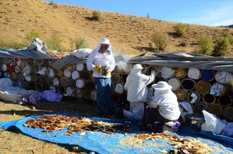 <p>Bitlis'in Hizan ilçesinde 3 bin rakımlı yaylalarda üretilen karakovan balının hasadına başlandı.</p>
