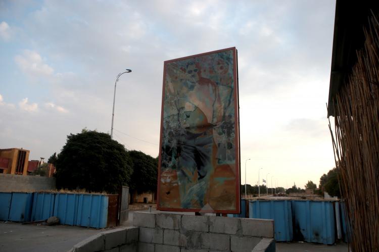 <p>Terör örgütü YPG/PKK'nın, Tel Abyad ve çevre yerleşimlere sağlık hizmeti veren tek hastaneyi talan ederken, bina önüne astığı teröristbaşı Abdullah Öcalan posteri dikkati çekiyor.</p>
