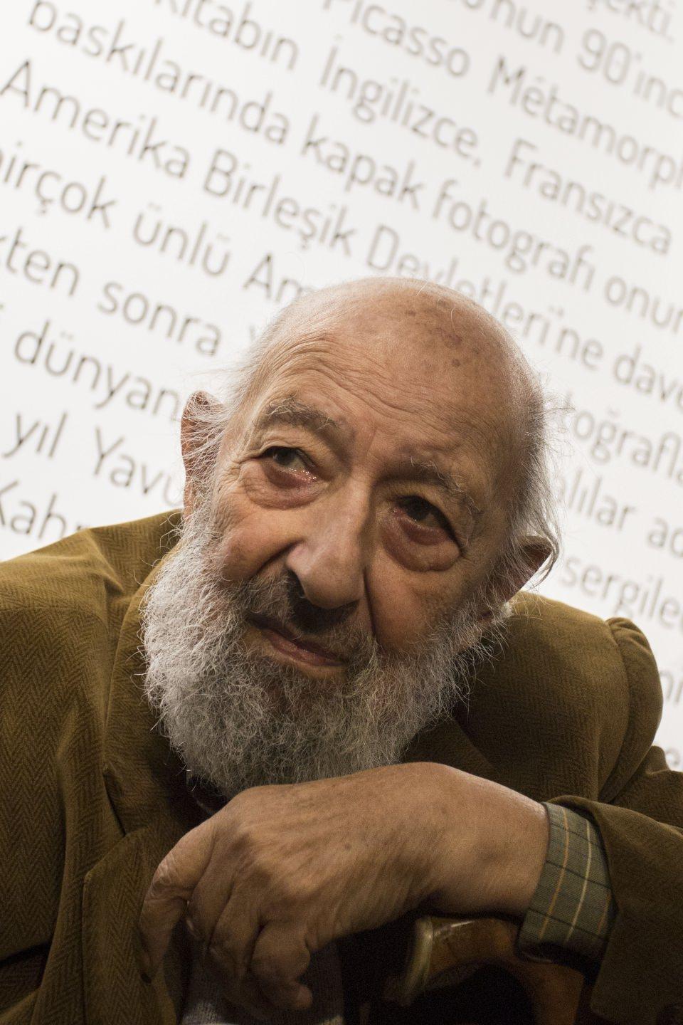 <p> "Ömrü boyunca kişisel bir müzesinin olmasını talep ediyordu"</p>

<p>Umut Sülün, müzenin, Ara Güler hayattayken açıldığını hatırlatarak, şöyle devam etti:</p>

<p>"Hem pastasındaki mumları üfledi hem de kurdelemizi kesti. Müze, Ara Güler Arşiv ve Araştırma Merkezi'nden sonra görünmesi açısından en önemli şeylerden biri. Ara Bey ömrü boyunca kişisel bir müzesinin olmasını talep ediyordu. Bomonti Ada'da açtık müzeyi. Ara Güler'in uzun yıllar ailesiyle yaşadığı, daha sonra çalışma ofisi ve depoları olarak kullandığı Galatasaray'daki Güler Apartmanı'nın bir inşa süreci var. Bu süreçte Ara Bey'in arşivindeki çalışmaları yerinde görsün hem de arşivinden çıkan sergileri yaşasın hem de ekip olarak Ara Güler ile temas etme, çalışma şansımız olsun diye; Ara Güler müzesinin ilk ayağını Bomonti Ada'da açtık. Bir senesini doldurmuş durumda müze. Bundan sonra da gerek Ara Güler arşivinden gerekse Ara Güler arşivindeki konularla temas etmiş başka fotoğrafçıların fotoğraflarından çeşitli sergiler açmayı planlıyoruz. Fiziksel olarak müze mekanının dışında dünyada açmış olduğumuz sergiler gibi devamını açmayı planlıyoruz müze olarak. Diğer bir önceliği de müzenin yayınlar çıkarmak. İlk açtığımız sergi 'Islık çalan adamın kitabı'ydı. Bu kitabın İngilizcesini yayımlayacağız. Ara Bey'in en önemli projelerinden 'Afrodisias' kitabını, önümüzdeki günlerde İngilizce olarak yayımlıyoruz. Ara Bey'in dönem dönem yaptığı ancak yayımlanmamış maket kitaplar var. Arşivimizin en önemli parçaları. Bazı maket kitapların ara baskılarını yapıp tamamen Ara Bey'in tasarımıyla fotoğraf seçimiyle yeniden onları basılır ve ulaşılır hale getireceğiz. Bu yıl içerisinde tüm çalışmalardan ortaya çıkan her şeyi Ara Güler web sitesinin arşiv bölümüne girerek online olarak herkesin görebileceği hale getireceğiz."</p>
