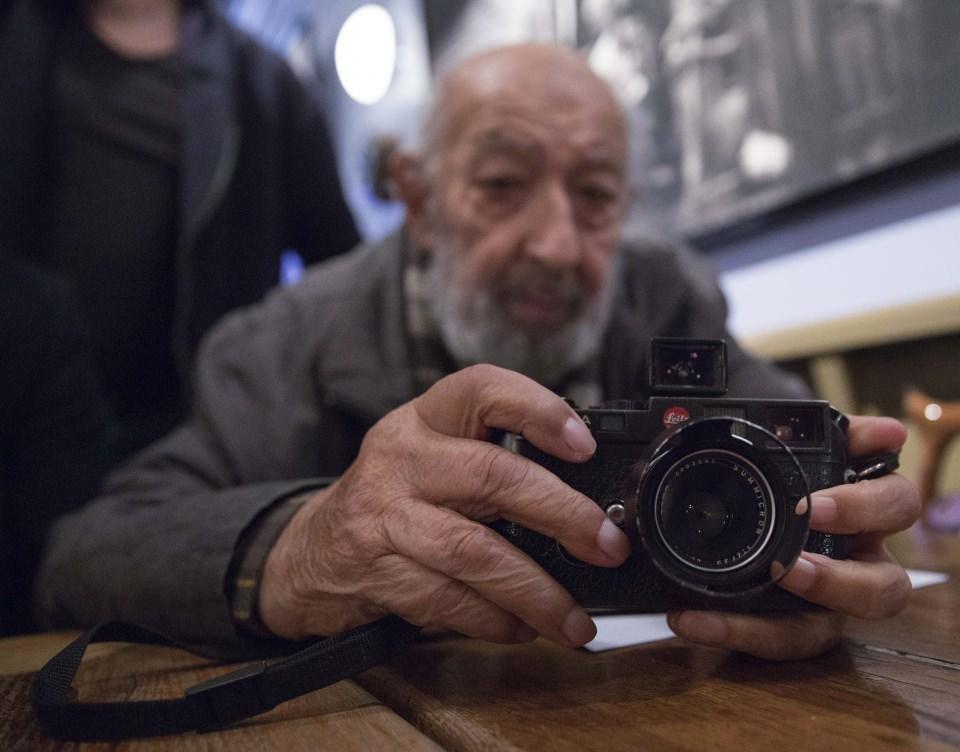 <p>Güler'in, Kanada'da 1967'de açılan "İnsanların Dünyasına Bakışlar" sergisinde, 1968'de New York Modern Sanatlar Galerisi'nde düzenlenen "Renkli Fotoğrafın On Ustası" adlı sergide; aynı yıl Almanya'da Köln'de Fotokina Fuarı'nda da yapıtları sergilendi.</p>

<p> </p>
