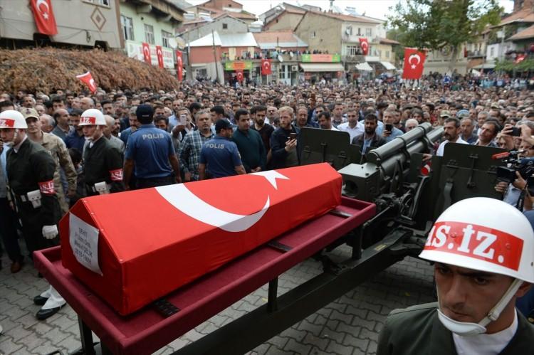 <p>Helallik alınmasının ardından ilçe meydanına götürülen şehidin Türk bayrağına sarılı tabutu, askerler tarafından katafalka konuldu.</p>

