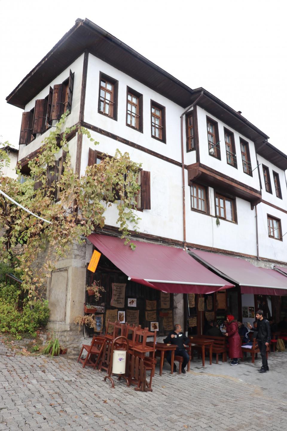 <p>Karabük'ün UNESCO Dünya Mirası Listesi'nde bulunan Safranbolu ilçesinde 4 ay önce açılan ve Anadolu'da 500 yıllık geçmişe sahip kahve kültürüne ışık tutan "Türkiye Kahve Müzesi" yerli ve yabancı ziyaretçilerin ilgisini çekiyor.</p>

