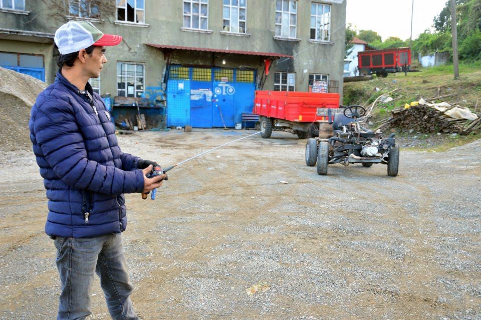 <p>Sakarya’nın Kocaali ilçesinde yaşayan 38 yaşındaki ilkokul mezunu Murat Ali Aka, eski araçlardan biriktirdiği parçaları birleştirerek kendine özgü bir araç yaptı. Çocukluk hayali olan aracı atölyesinde 3 yılda yaptığını belirten Aka, aracın elektrik, benzin ve uzaktan kumanda ile çalıştığını söyledi. Murat Ali Aka, 80 kilometre hıza çıkabilen araca ilerleyen zamanlarda güneş enerjisi paneli koyacağını da ifade etti.</p>

<p> </p>
