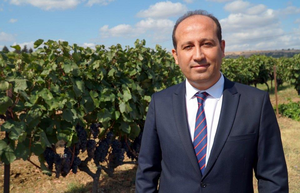 <p>Öcal, Trakya'da üzüm üreticiliğinin büyük kısmının Tekirdağ'da yapıldığını belirterek, "İlimizde kadınlarımız kış hazırlıklarına başladı. Özellikle bulama ve pekmez bu yörede çok tüketiliyor. Kadınlar bir araya gelerek her gün birine bulama yapıyor. Kadınlar üzümün şırasını çıkartıp daha sonra şırayı kestirip tatlı şıra elde ediyor. Tatlı şıra kaynatılmaya başlayınca katılan çöğen suyu ve köpüğü, bulamanın katılaşmasını ve renginin açılmasını sağlıyor." dedi.</p>
<p> </p>