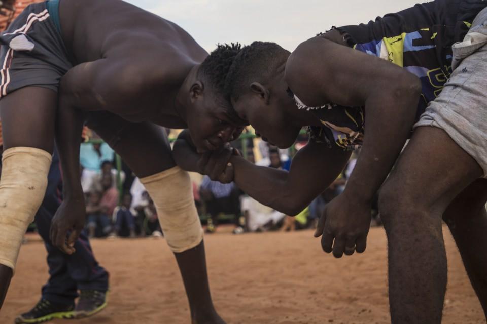 <p>Sudan Güreş Milli Takımı'nın Türk antrenörü Salih Gözüm, 2010 yılında Katar'ın başkenti Doha'da yapılan Arap Güreş Şampiyonası'nda Sudan'a uluslararası alanda ilk madalyasını kazandırmıştı.</p>

<p> </p>
