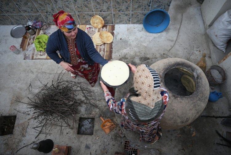 <p>Ülkede rahat olmayınca biz de kalkıp buraya geldik. Türk milletine bize kucak açtığı için şükranlarımızı sunuyoruz. Burada evimizde gibiyiz. Türkiye'deki akrabalarımıza da söylüyorum, 'Durmayın, gece gündüz demeden çalışın. Devletimizin zaten yükü az değil, biz de üzerine yük olmayalım. Çalışın, kimsenin malına göz dikmeyin' diyorum." </p>