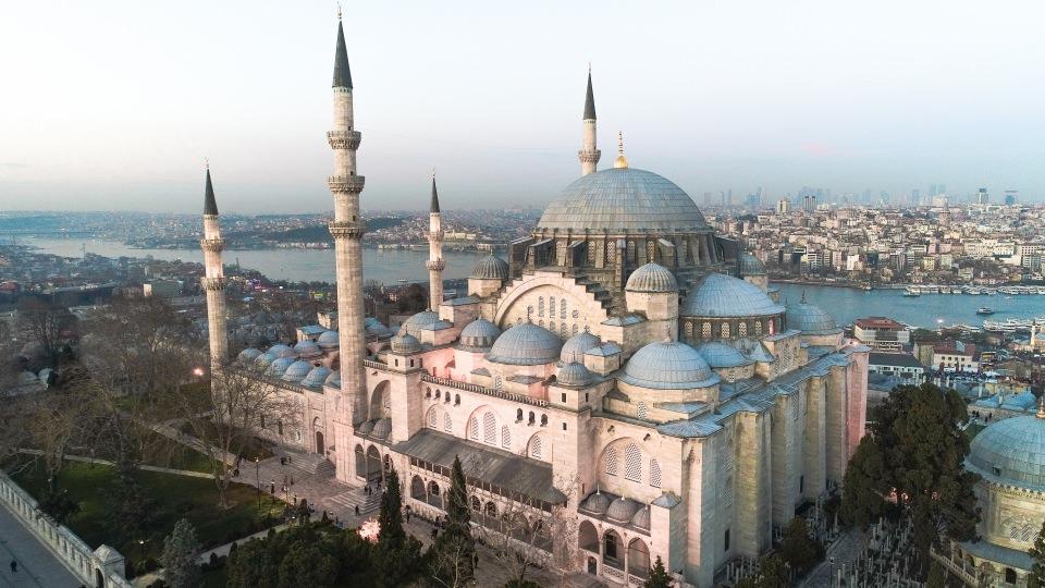 <p>İmparatorluğun en simgesel yapısı ve konumu ile de İstanbul'un silüetinin en güzel parçası olan külliyenin yapımına 1550 yılında başlandı. Süleymaniye Külliyesi, imparatorluk topraklarının çeşitli yerlerinden getirilen malzemelerle 7 yılda tamamlandı. </p>

<p> </p>
