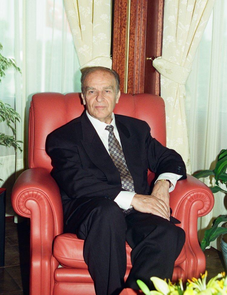 <p>Yugoslavya'nın dağılma sürecine girmesiyle Bosna Hersek'te de bağımsızlık meselesi gündeme geldi.</p>

<p>Daha sonra Bosna'daki savaştaki suçlarından dolayı müebbet hapse mahkum edilecek olan Bosnalı Sırp siyasetçi Radovan Karadzic, bağımsızlık fikrine karşı çıkarken, savaş durumunda Bosnalı Müslümanların yok olacağını savunuyordu.</p>
