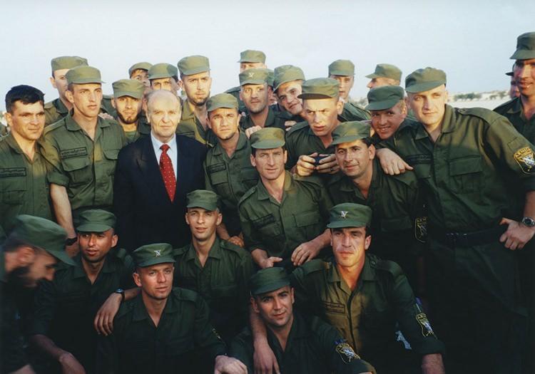 <p>Bağımsızlık referandumu 29 Şubat-1 Mart 1992'de yapıldı.</p>

<p>Bosnalı Sırpların büyük çoğunluğunun boykot ettiği referanduma katılanların yüzde 99,7'si bağımsız Bosna Hersek'e "evet" dedi.</p>

<p>Referandumun ardından JNA ve silahlandırdığı paramiliter Sırp gruplar, Bosna Hersek'in farklı şehirlerinde saldırılara başladı.</p>

<p>Aliya, tüm Bosnalıları bu saldırılara karşı koymaya çağırıyor, Boşnaklar Aliya'nın liderliğinde çetin bir mücadele veriyordu.</p>

<p>Sırp paramiliter gruplar, kadın ve çocuklar dahil sivillere yönelik büyük katliamlar yapıyordu. İnsanlar evlerinden sürülüyor, kadınlara tecavüz ediliyor, İslam'a dair ne varsa yok ediliyor, toplama kamplarında insanlara akıl almaz işkenceler yapılıyordu.</p>

