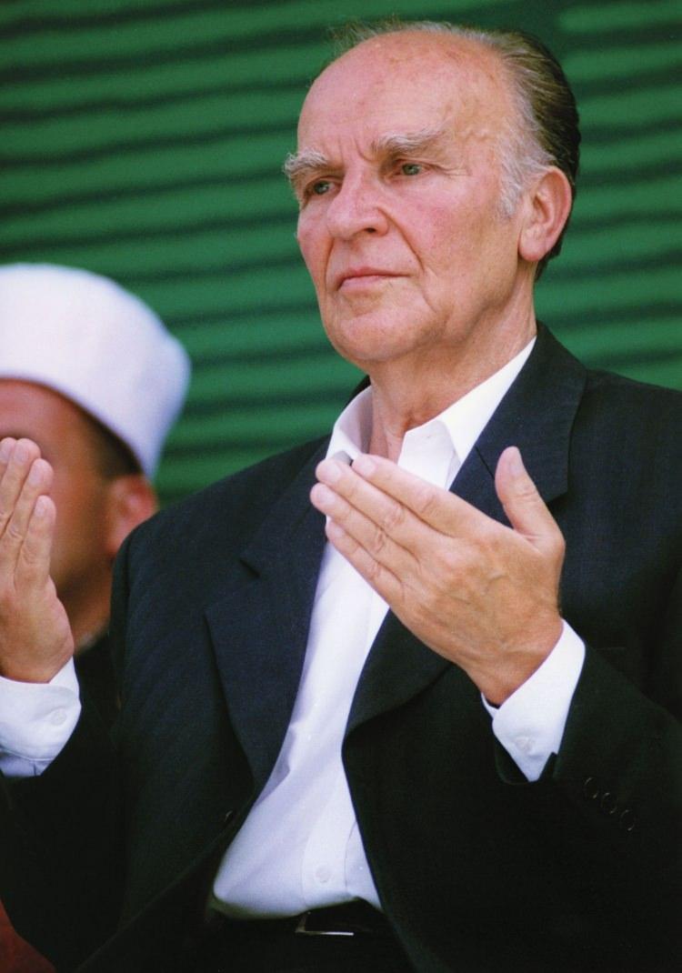 <p>Bilge kişiliğiyle de tanınan Aliya, ardında "Doğu ve Batı Arasında İslam", "İslam Deklarasyonu", "Özgürlüğe Kaçışım", "Tarihe Tanıklığım" ve "Köle Olmayacağız" gibi eserler bıraktı.</p>