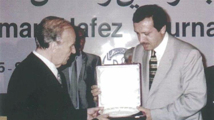 <p><strong>"SİZ EVLAD-I FATİHANSINIZ, BU EMANETİ KORUYUN"</strong></p>
<p>Bilge Kral'ın kulağına fısıldadığı son sözlere değinen Erdoğan, "Aliya İzzetbegoviç, vefatından bir gün önce ziyaret ettiğimde;<br />
<br />
<strong>"Oğlum Tayyip..."</strong><br />
<br />
Erdoğan, Bilge Kral'ın ölüm döşeğinde kendisine, "Oğlum Tayyip! Buralar Evlad-ı Fatihan'dır. Buraları hiç boş bırakmayın" dediğini söyledi. </p>
