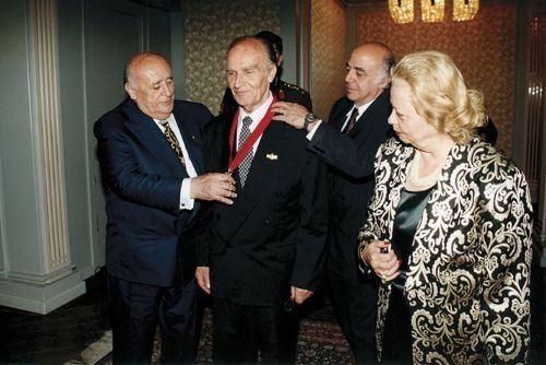 <p>Türkiye Cumhuriyeti 9. Cumhurbaşkanı Süleyman Demirel ve eşi ile birlikte...</p>
<p> </p>