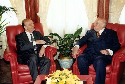 <p>Türkiye Cumhuriyeti 9. Cumhurbaşkanı Süleyman Demirel ile birlikte...</p>
<p> </p>