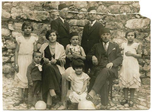 <p>Babası Mustafa Bey ve ailesi (Aliya İzzetbegovi&ccedil; ise fesli ortadaki &ccedil;ocuk)</p>

<p>&nbsp;</p>
