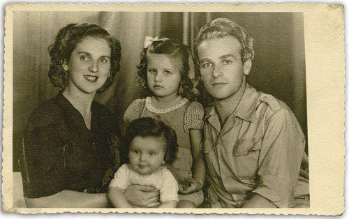 <p>Aliya İzzetbegovi&ccedil;&acute;in eşi Halida ve b&uuml;y&uuml;k kızı Leyla ile Sabina...</p>

<p>&nbsp;</p>
