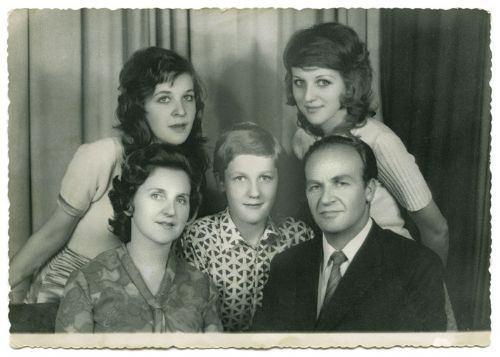 <p>Aliya İzzetbegovi&ccedil;&acute;in eşi Halida ve kızları...</p>

<p>&nbsp;</p>
