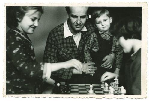 <p>Kucağına aldığı oğlu Bakir Begovi&ccedil; ile birlikte kızlarının satran&ccedil; oyununu izliyor</p>

<p>&nbsp;</p>
