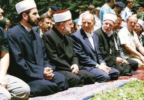 <p>Ayvaz Dede Şenlikleri&acute;nde Reis-ul Uleması Dr. Mustafa Ceri&ccedil; ile sohbet ederken...</p>

<p>&nbsp;</p>
