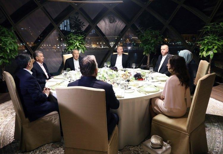 <p>Yemekte, Cumhurbaşkanı Erdoğan'ın eşi Emine Erdoğan, Azerbaycan Cumhurbaşkanı Aliyev'in eşi Mihriban Aliyeva, Özbekistan Cumhurbaşkanı Şevket Mirziyoyev, Kazakistan'ın kurucu Cumhurbaşkanı Nursultan Nazarbayev, Macaristan Başbakanı Victor Orban, Kırgızistan Cumhurbaşkanı Sooronbay Ceenbekov da yer aldı.</p>
