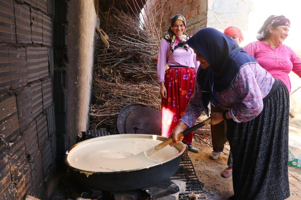 <p>Kadınlar, toplanan üzümleri geleneksel yöntemlerle sıkıp daha sonra elde edilen üzüm suyunu kaynatıyor.</p>
<p> </p>