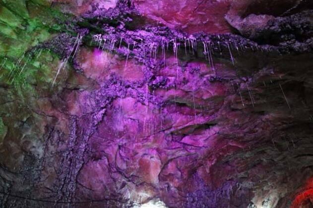 <p>Tuz Dağları'nın en meşhur madeni ise yıllık 385 bin ton ile Pakistan'ın yıllık tuz &uuml;retiminin yarısını tek başına karşılayan yaklaşık 1 kilometre uzunluğundaki Khewra Tuz Madeni.</p>

<p>&nbsp;</p>
