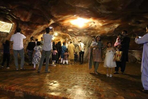 <p>Pembe ve kırmızı rengiyle bilinen ve y&uuml;zde 99 oranında saf tuzdan oluşan Himalaya tuzunun &ccedil;ıkarıldığı bu maden, s&ouml;m&uuml;rge devrinde yapılmış tren hattıyla &uuml;lkede turistlerin de en &ccedil;ok ziyaret ettiği noktalardan biri.</p>

<p>&nbsp;</p>
