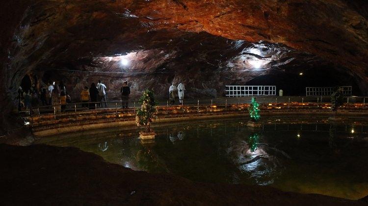 <p>Yıllık 300 bini aşkın turistin ziyaret ettiği madende, galerilerin i&ccedil;inde tuz taşından Pakistan'ın &uuml;nl&uuml; yapılarının minyat&uuml;rleri de yer alıyor.</p>

<p>&nbsp;</p>
